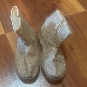 Oomphies Frost Kids' Cozy Boots with Faux Fur Lining & Side Zipper Gold Glitter